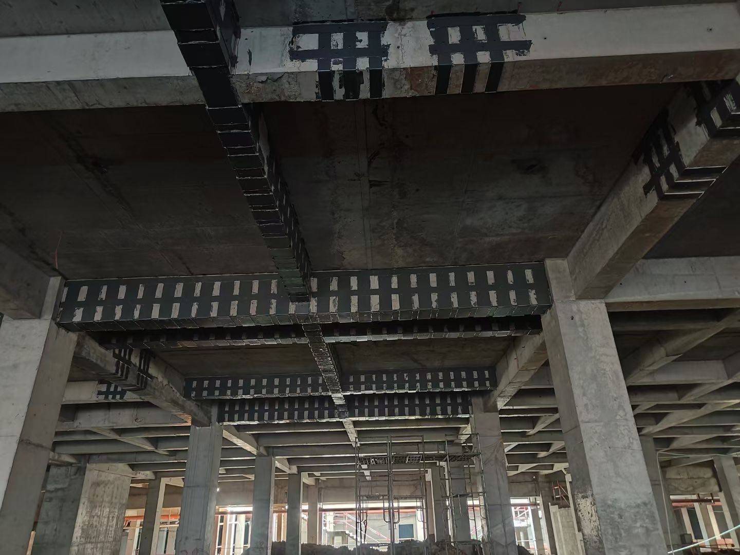 某新能源工厂设备机房粘钢碳纤维布加固