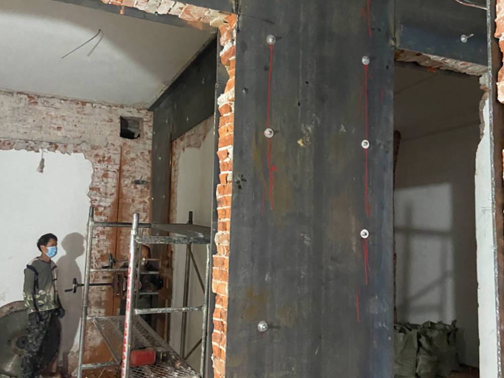 某酒店商铺一层包钢加固