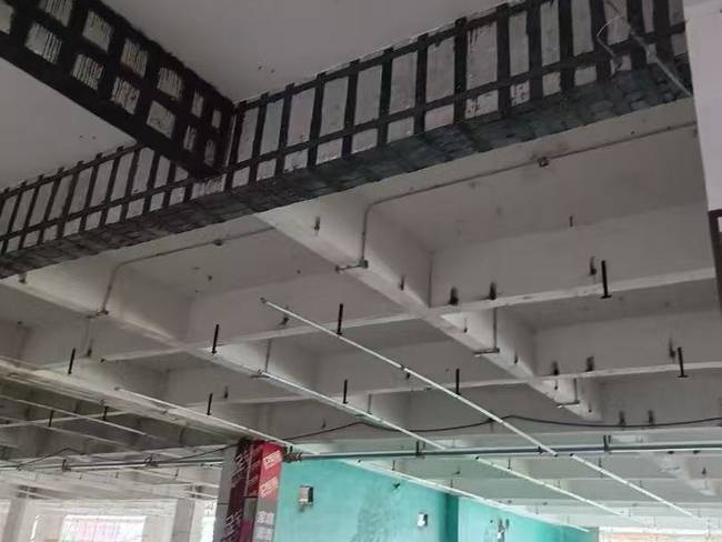 结构加固公司在结构加固改造中碳纤维粘钢加固的复合应用案例